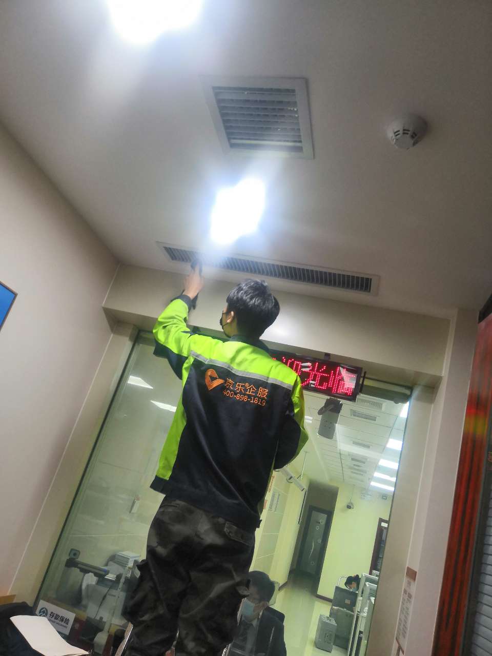 寫字樓中央空調(diào)保養(yǎng)售后-20年空調(diào)行業(yè)經(jīng)驗